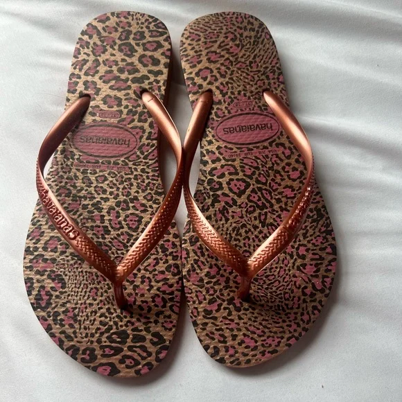 Brand new womens size 7/8 Cheetah print Havaianas Flip flops - Picture 1 of 3